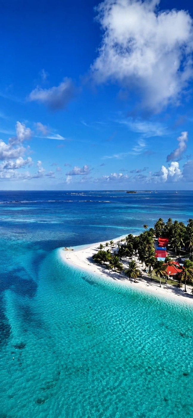 Vista aérea de Isla Chichime con cabañas frente al mar