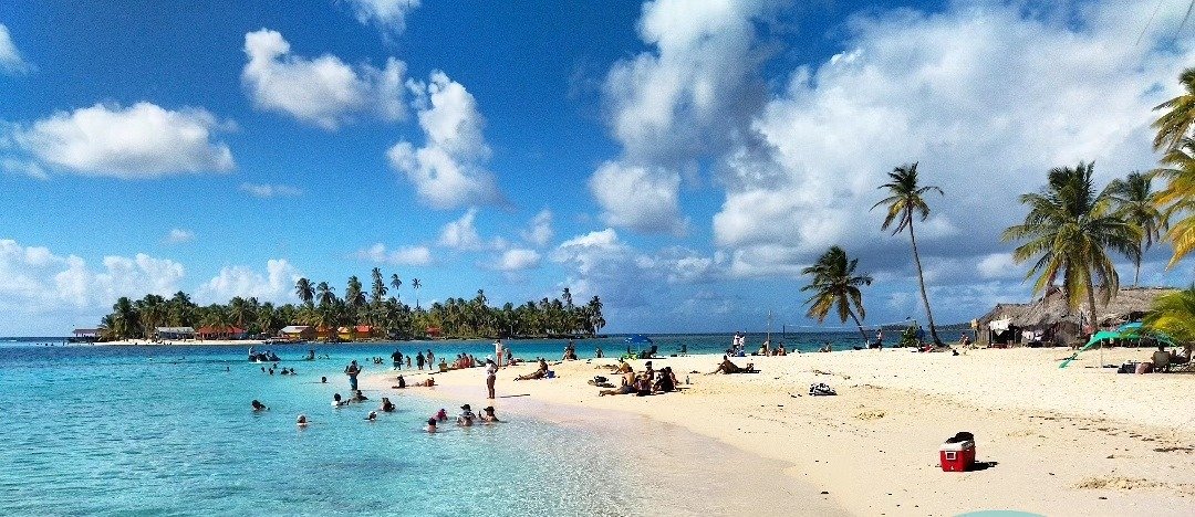 Playa de arena blanca en Isla Perro Chico