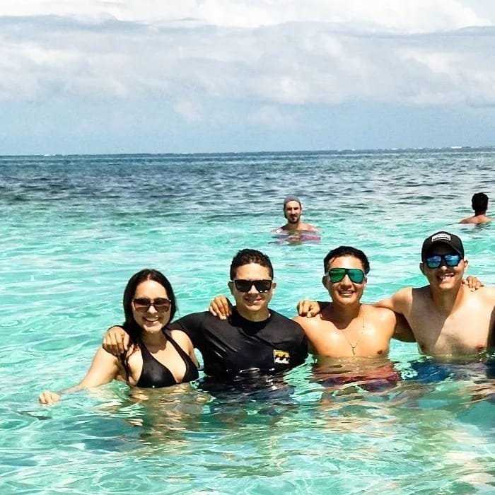 Grupo de amigos disfrutando el mar turquesa de San Blas